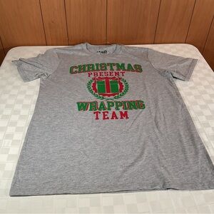 New men’s Christmas present wrapping team tee size medium